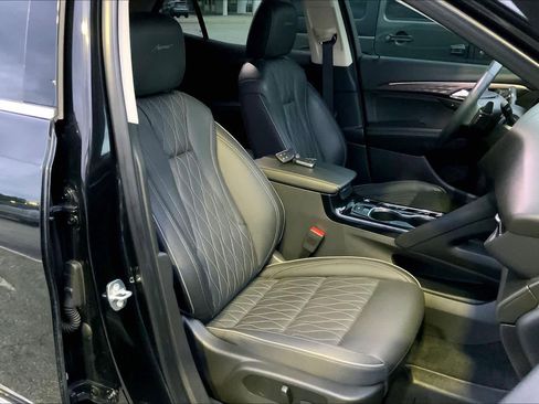 Used 2022 Buick Envision Avenir w/ Technology Package II FWD image 9