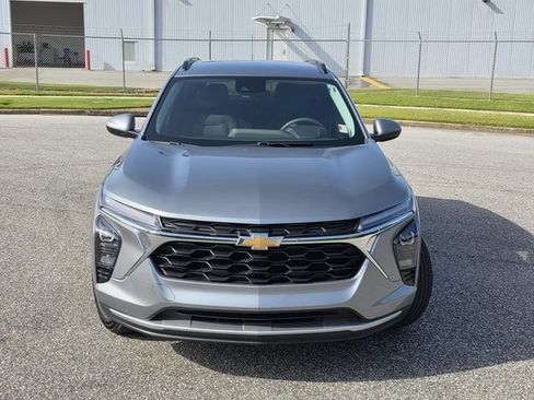 Used 2024 Chevrolet Trax LT FWD image 2