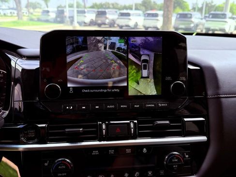 Used 2025 Nissan Pathfinder SL image 10