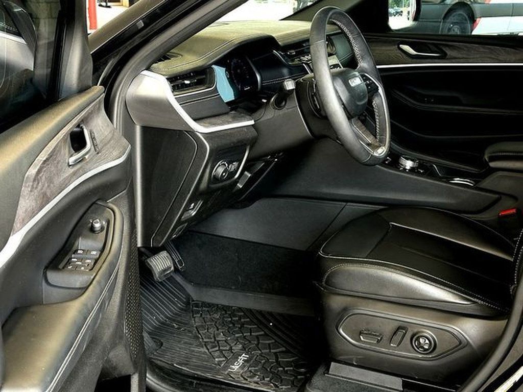 Used 2025 Jeep Grand Cherokee Limited w/ Black Appearance Package AWD/4WD image 10