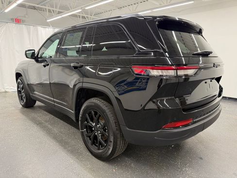 Used 2025 Jeep Grand Cherokee Altitude AWD/4WD image 3
