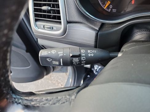 Used 2022 Jeep Grand Cherokee Laredo AWD/4WD image 26