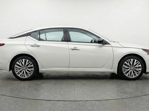Used 2025 Nissan Altima 2.5 SV image 11