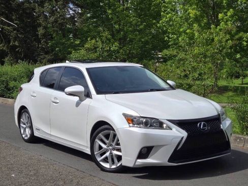 Used 2015 Lexus CT 200h w/ Navigation Package FWD image 4