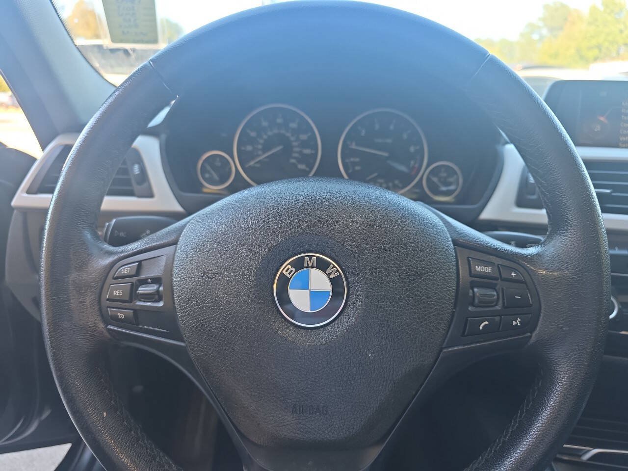 Used 2017 BMW 320i xDrive Sedan AWD/4WD image 9