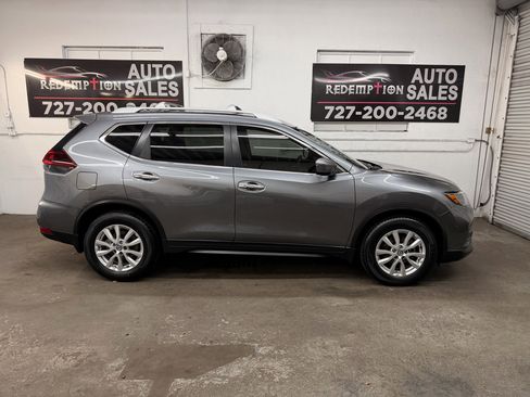 Used 2018 Nissan Rogue SV image 3