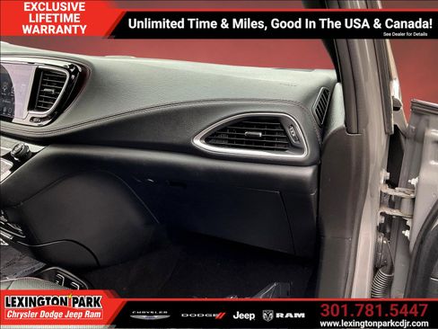 Used 2020 Chrysler Pacifica Limited FWD image 25