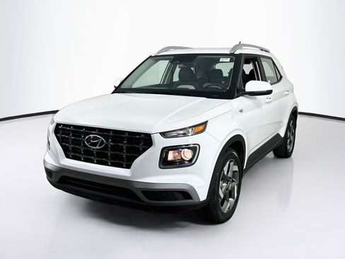 Used 2024 Hyundai Venue SEL FWD image 1
