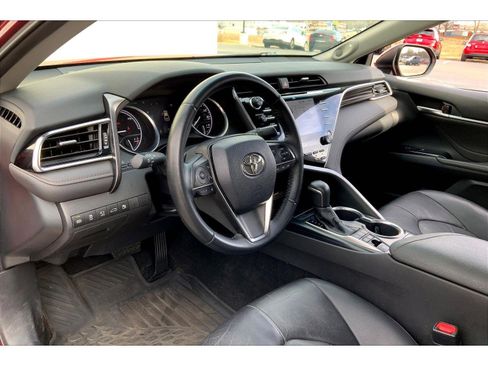 Used 2018 Toyota Camry XLE image 12