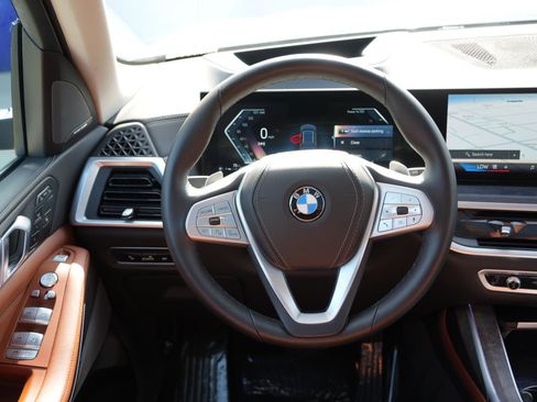 Used 2024 BMW X7 xDrive40i w/ Premium Package image 9