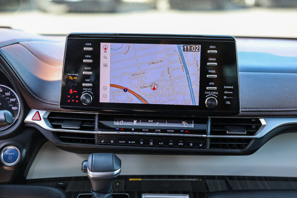 Certified 2024 Toyota Sienna Platinum FWD image 3