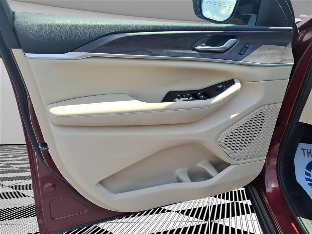 Used 2023 Jeep Grand Cherokee Limited w/ Luxury Tech Group II RWD image 18