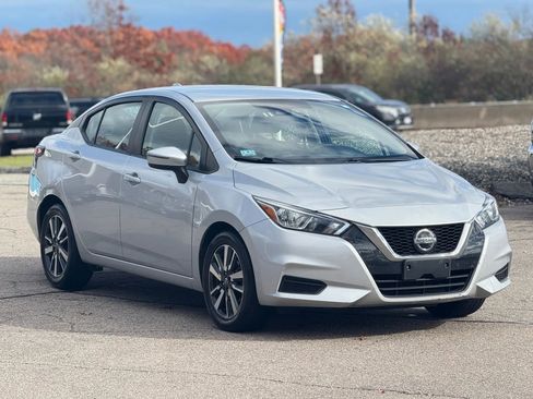 Used 2021 Nissan Versa SV image 3