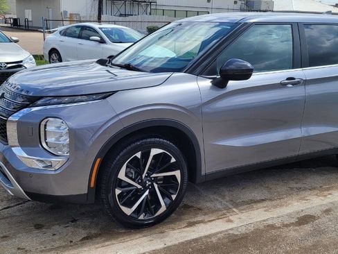 Used 2022 Mitsubishi Outlander SEL Black Edition image 2