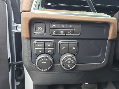 New 2026 Chevrolet Suburban High Country image 19