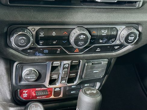 Used 2025 Jeep Wrangler Willys AWD/4WD image 23