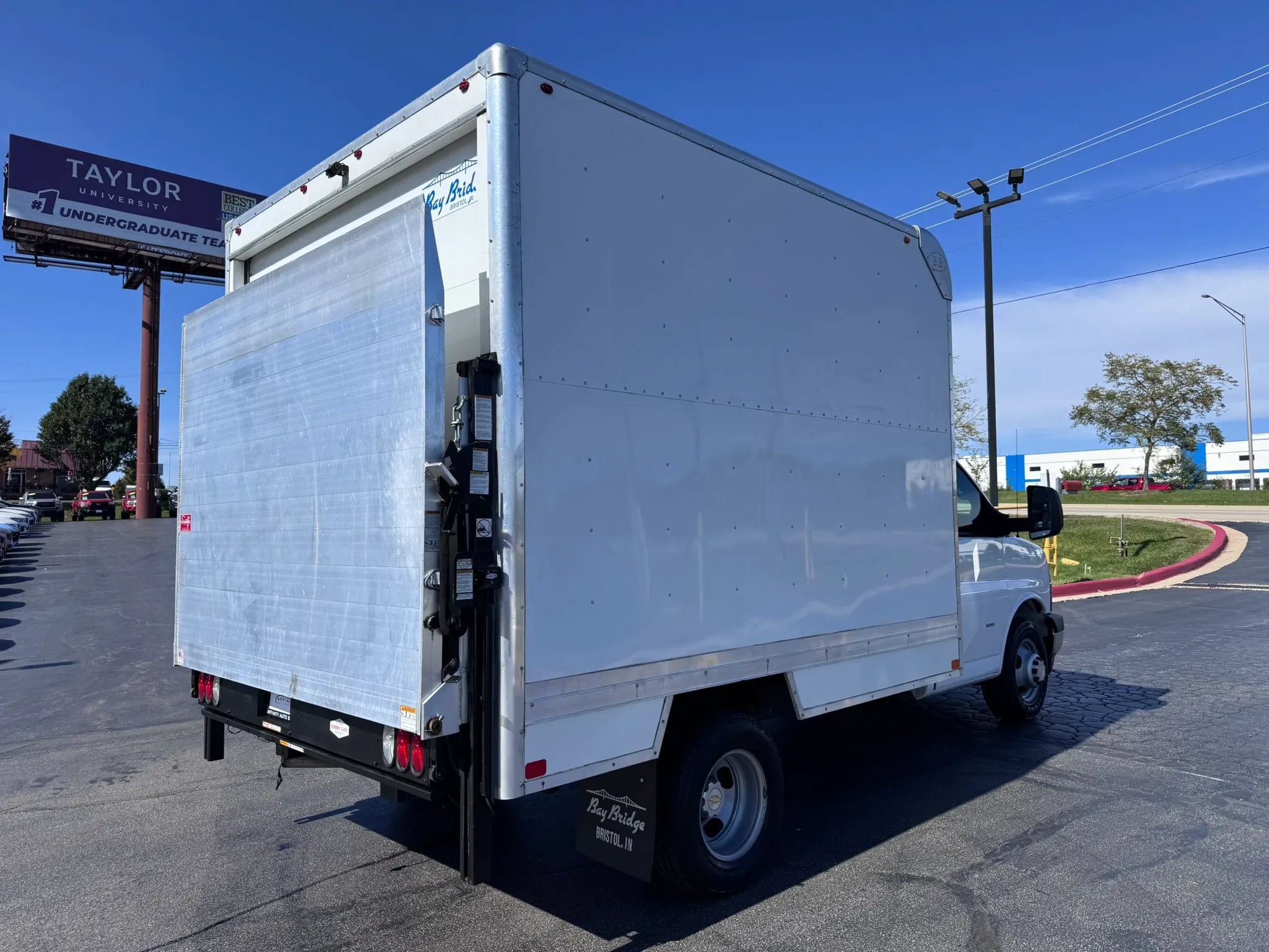 Used 2018 Chevrolet Express 3500 w/ Power Convenience Package RWD image 3
