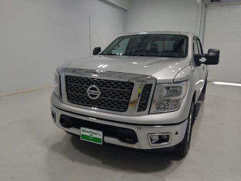 Used 2018 Nissan Titan SV w/ SV Convenience Package AWD/4WD image 15