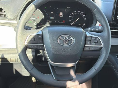 Used 2025 Toyota Sienna XLE image 11