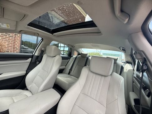 Used 2018 Honda Accord Touring image 19
