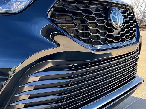 Used 2023 Toyota Highlander XSE image 28