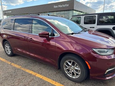 Used 2021 Chrysler Pacifica Touring w/ Cold Weather Group FWD image 3