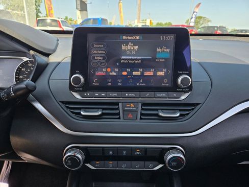 Used 2022 Nissan Altima 2.5 SV FWD image 14