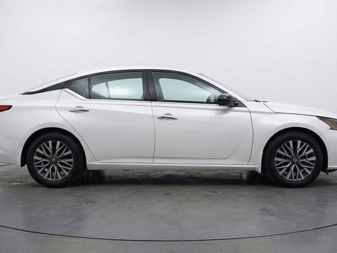 Used 2025 Nissan Altima 2.5 SV image 11