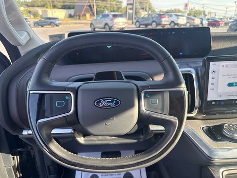 Used 2025 Ford Expedition Platinum w/ Platinum Ultimate Package AWD/4WD image 31