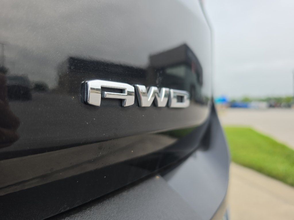 Used 2024 GMC Terrain SLT AWD/4WD image 17