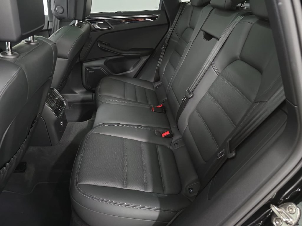 Certified 2026 Porsche Macan AWD/4WD image 27