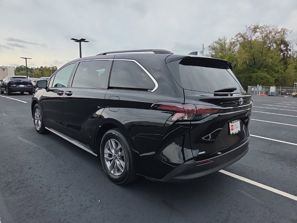 Certified 2024 Toyota Sienna LE AWD/4WD image 4