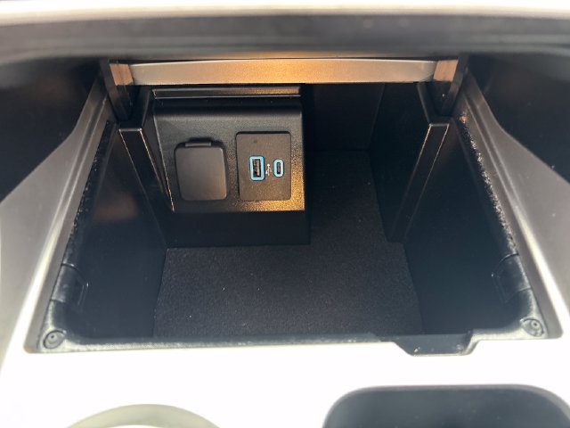 Used 2021 Ford Explorer XLT w/ Equipment Group 202A AWD/4WD image 17