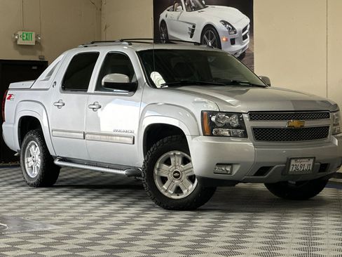 Used 2013 Chevrolet Avalanche LT w/ Suspension Package, Off-Road AWD/4WD image 2