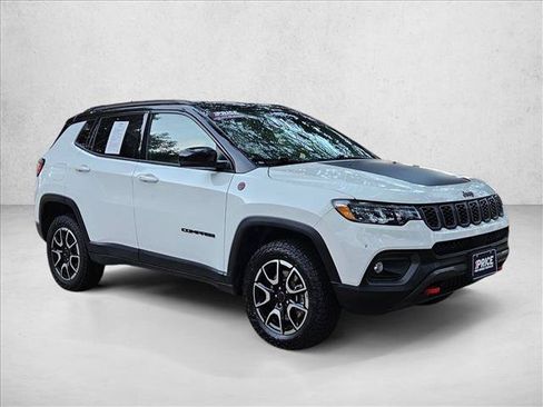 Used 2025 Jeep Compass Trailhawk AWD/4WD image 3