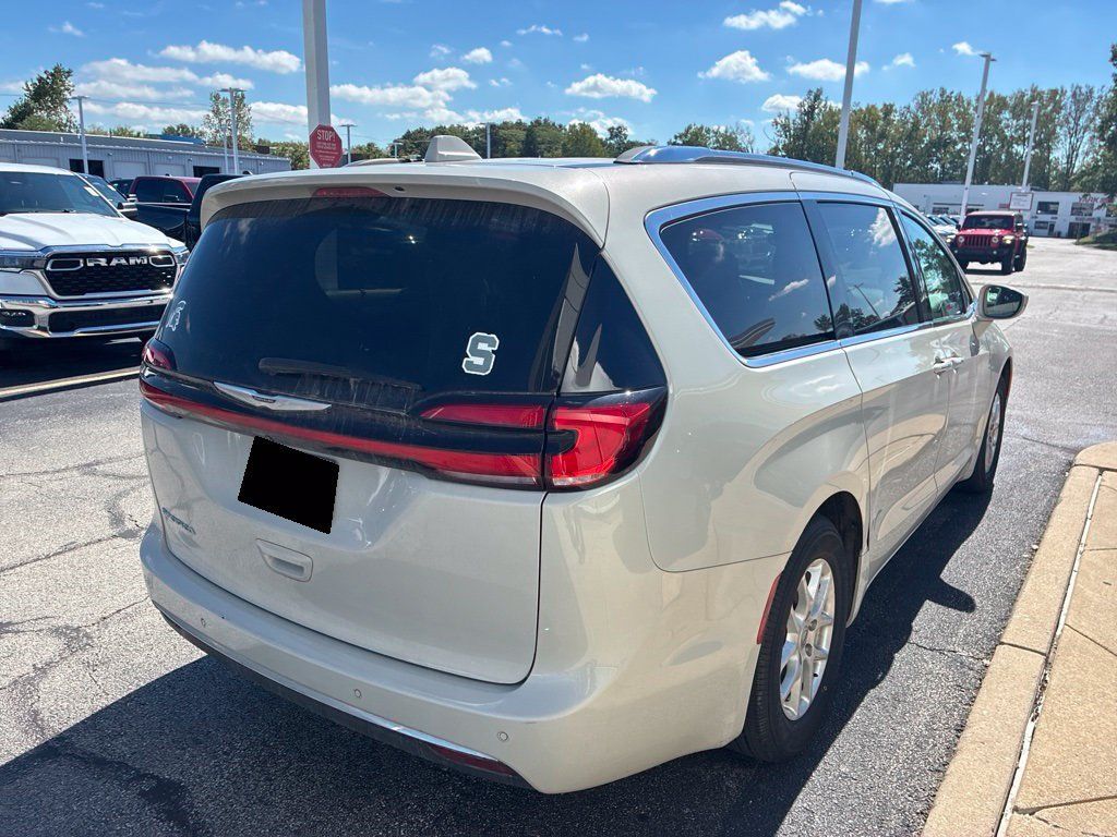 Used 2021 Chrysler Pacifica Touring-L w/ Uconnect Theater Family Group FWD image 3