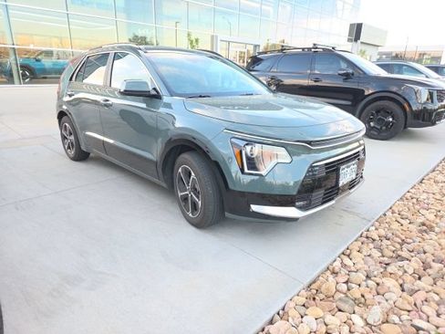 Certified 2025 Kia Niro FWD image 2