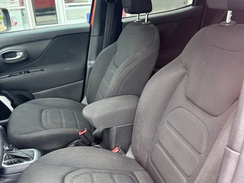 Used 2019 Jeep Renegade Latitude FWD image 8