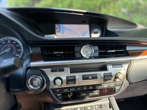 Used 2018 Lexus ES 350 w/ Luxury Package w/Wood Trim FWD image 29