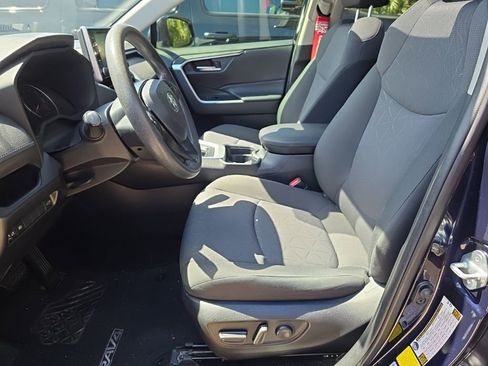 Used 2020 Toyota RAV4 XLE w/ Convenience Package FWD image 3