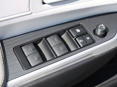 Used 2026 Toyota Sienna LE FWD image 17