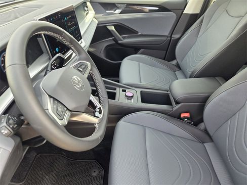 New 2025 Volkswagen Tiguan SE image 11