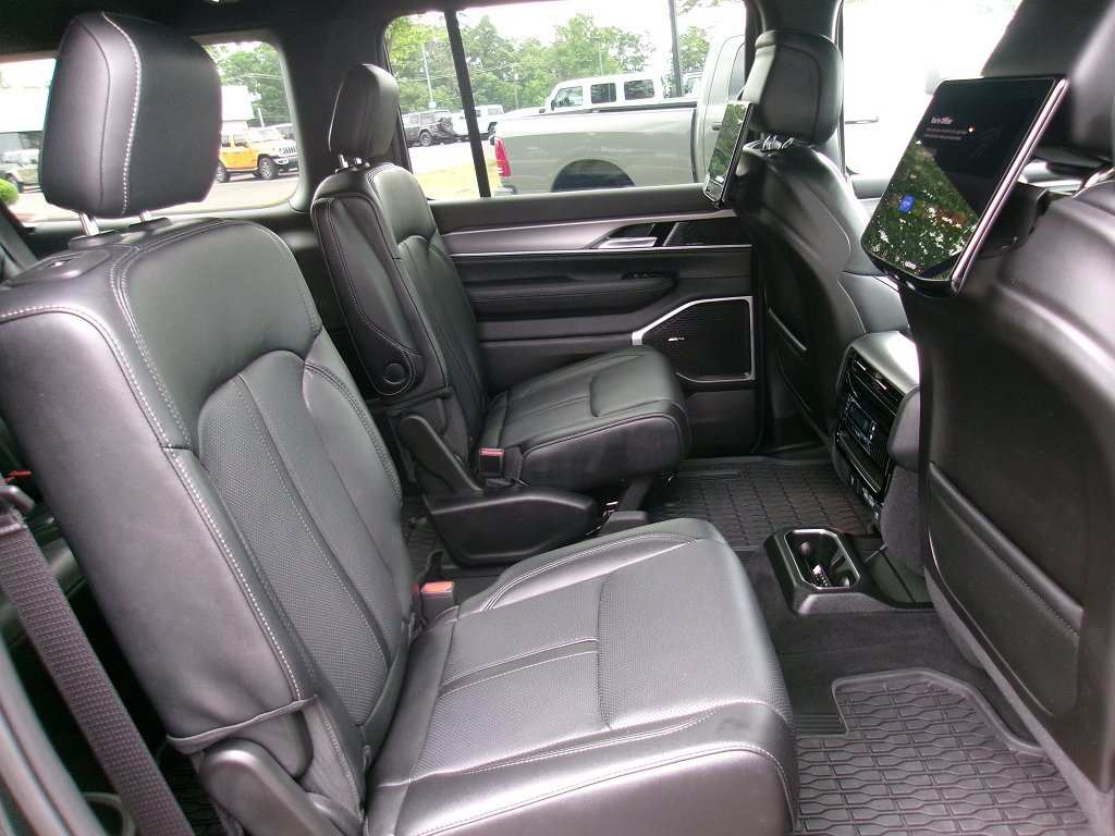Used 2024 Jeep Wagoneer L Series II AWD/4WD image 10