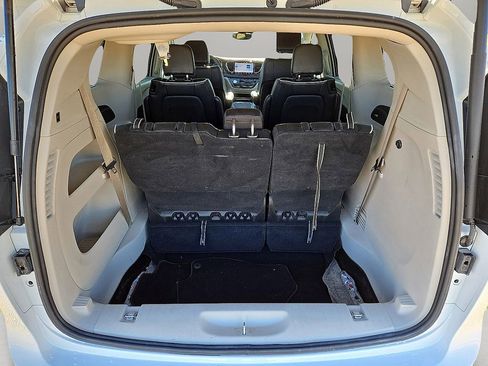 Used 2023 Chrysler Pacifica Limited image 15