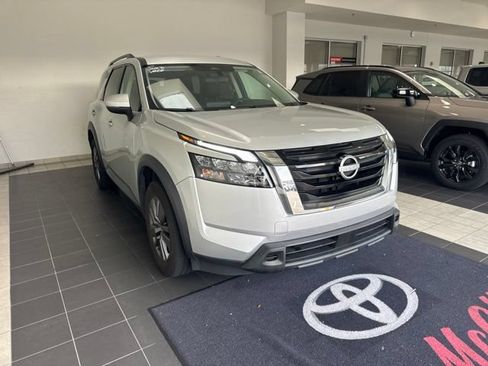 Used 2025 Nissan Pathfinder SV FWD image 2