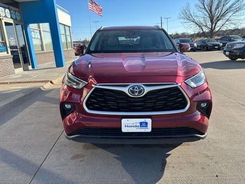 Used 2022 Toyota Highlander XLE image 2