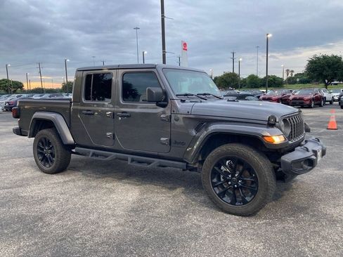 Used 2025 Jeep Gladiator Sport AWD/4WD image 2