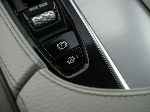 Used 2017 Volvo XC90 T6 Momentum w/ Vision Package image 32