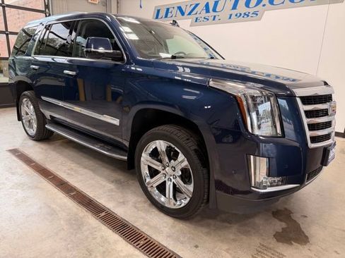 Used 2017 Cadillac Escalade Luxury AWD/4WD image 2