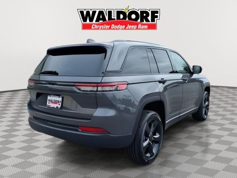 Used 2025 Jeep Grand Cherokee Altitude AWD/4WD image 3
